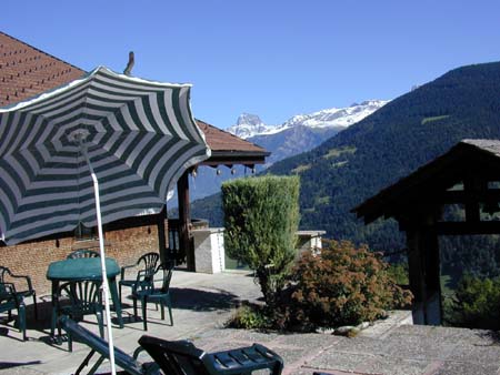 Vue
                  partielle de la terrasse de l'appartement du rez-de-chauss�e du
                  chalet la Chaumi�re