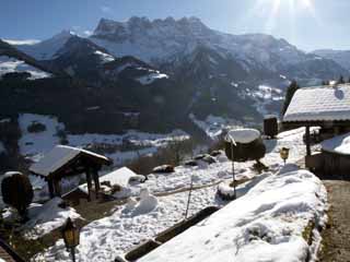 La terrasse de l'appartement du rez-de-chauss�e du chalet
                        la Chaumi�re